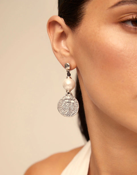 UNO de 50 orecchini in cuoio con perla stile romano.